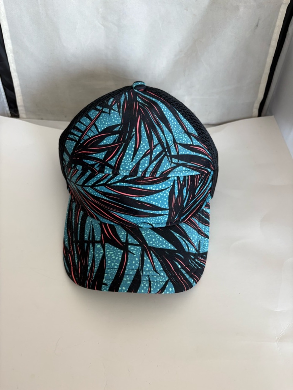LULULEMON Black Mesh Back tropical palm print Trucker Hat with Teal Accent